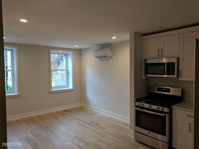 Building Photo - 452 Van Buren St