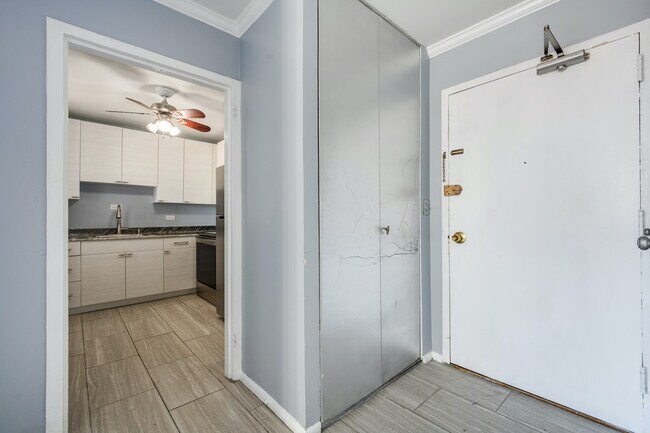 Foto del edificio - 1460 N Sandburg Terrace