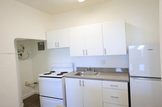 Building Photo - 2300 W Flagler St