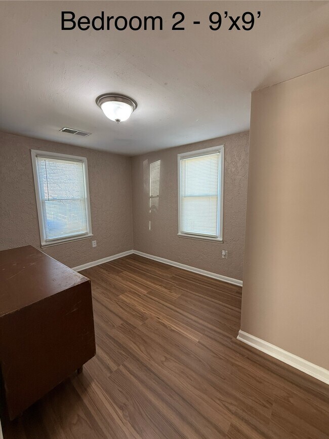 Dormitorio 2 - 9'x9' - 821 S Saville Ave