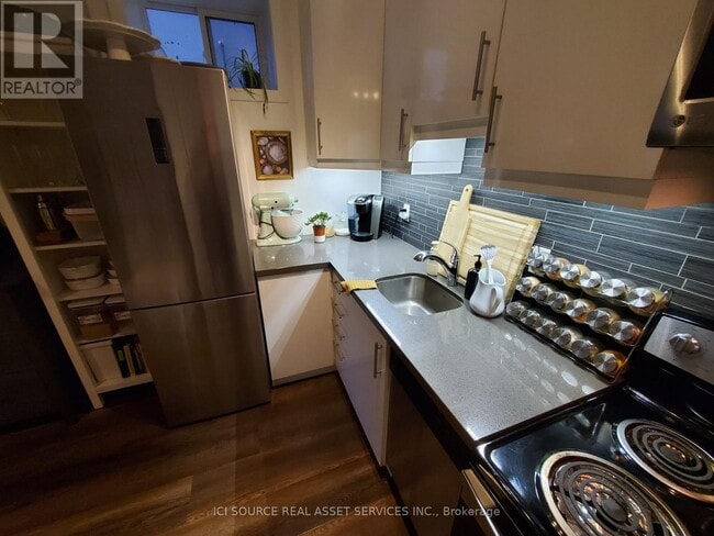 Building Photo - 15 Highview Crescent