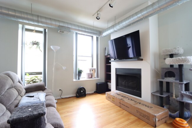 Building Photo - 811 S Lytle St
