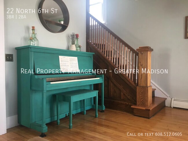 Foto del edificio - Updated 3 bedroom plus Den house near East...