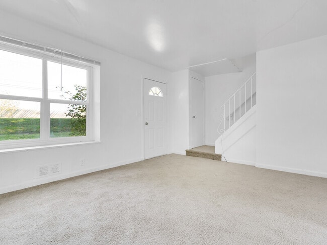 Building Photo - The Seymour! Thoughtfully Updated Apartments & Townhomes.