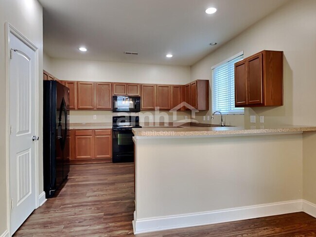 Foto del edificio - 8817 Kellum Dr