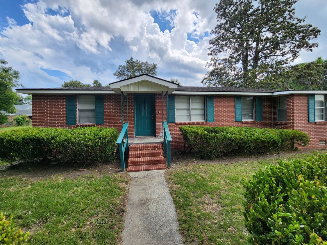 Primary Photo - **Available Now ** 4 Bedroom, 1.5 bath Hom...