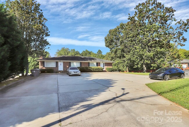 Building Photo - 1005 Rainbow Dr