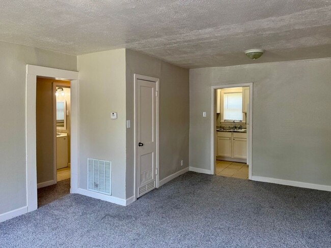 Building Photo - 2 Bedroom at Kellogg and Oliver