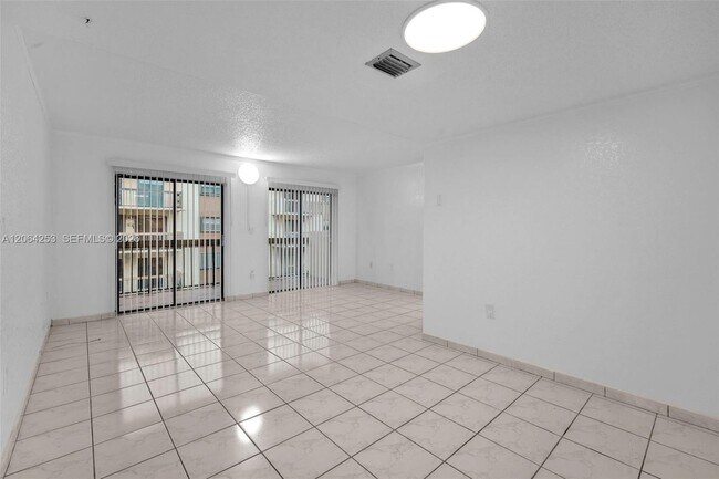 Foto del edificio - 5249 NW 7th St