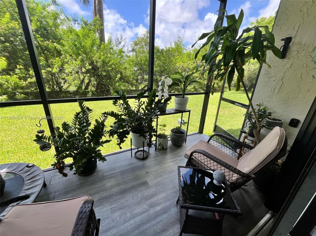 Foto del edificio - 900 NE 195th St
