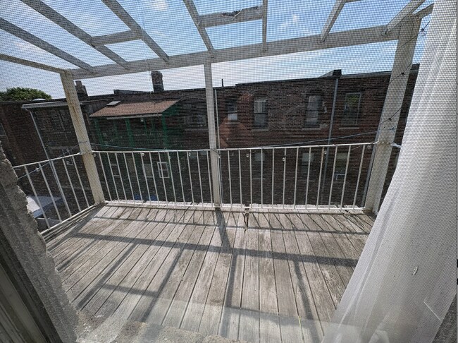 Building Photo - Beautiful 3 bed with in unit laundry and balcony GREAT DEAL for 9/1/26