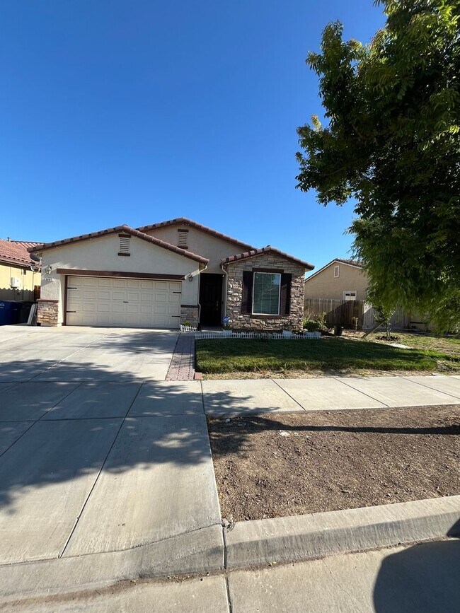 Building Photo - 2487 N Mountainside Dr