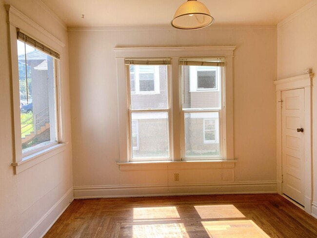 Foto del edificio - Classic 4 bdrm/2 bath High St home, right in the heart of Student Row!