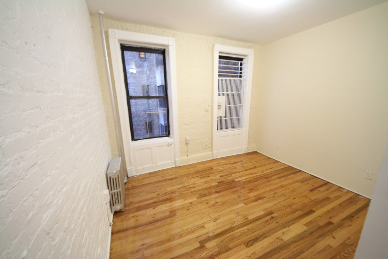 Primary Photo - 350 W 45th St