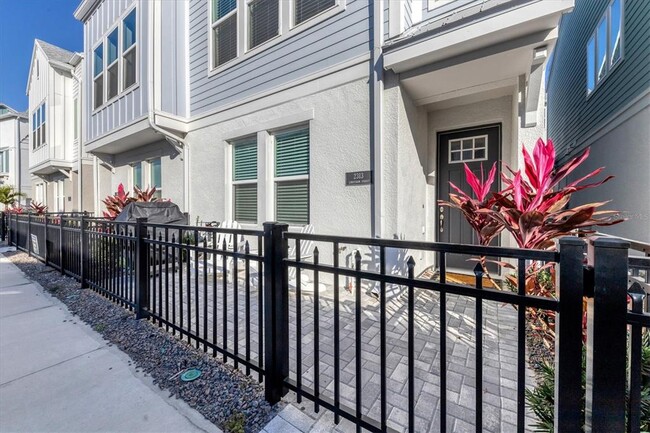 Building Photo - 2313 Lindstrom St