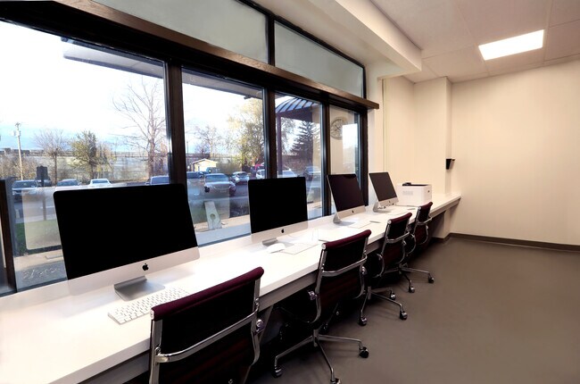 Centro de negocios - Marina Vista (Income Qualifications Apply)