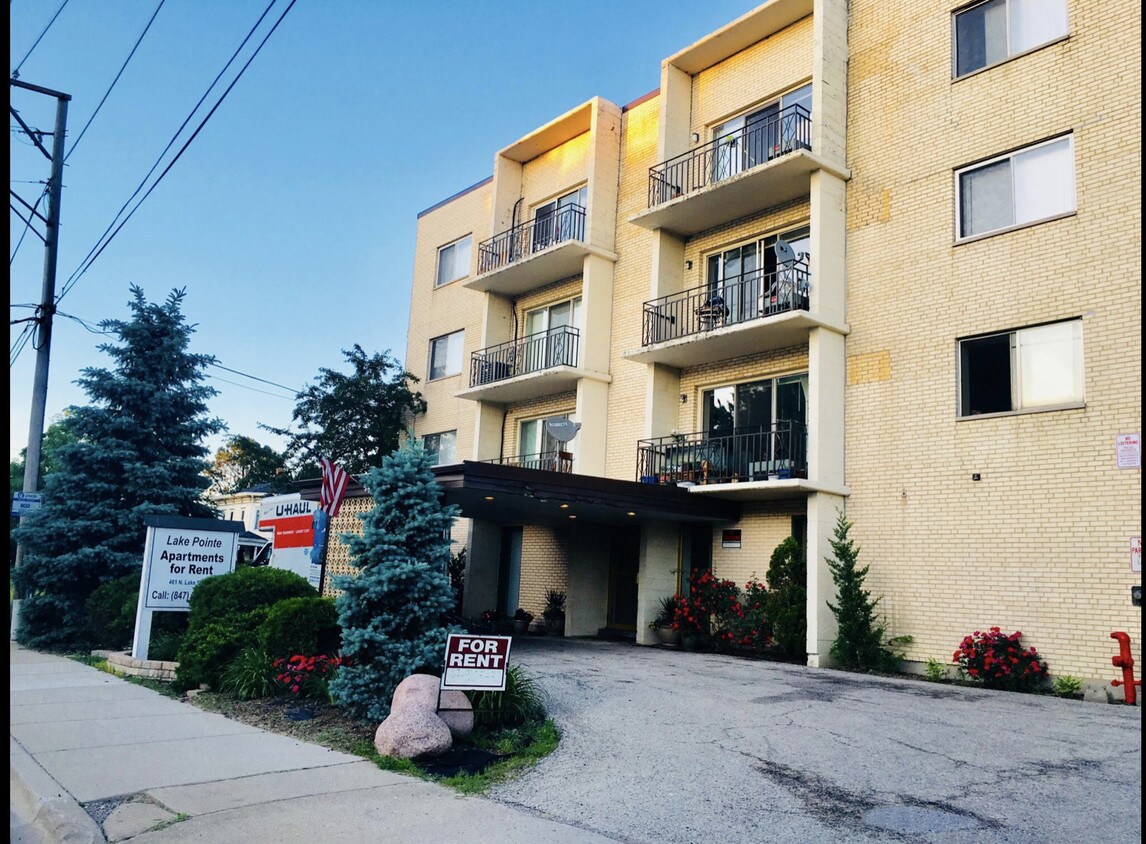 Lake Pointe Apartments in Aurora, IL