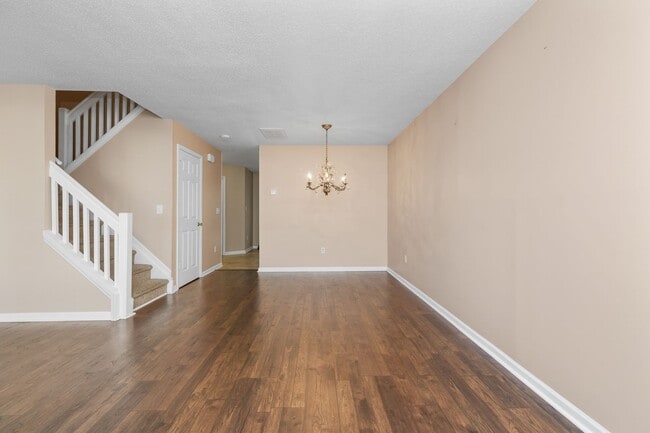 Building Photo - Townhome in The Market Common!