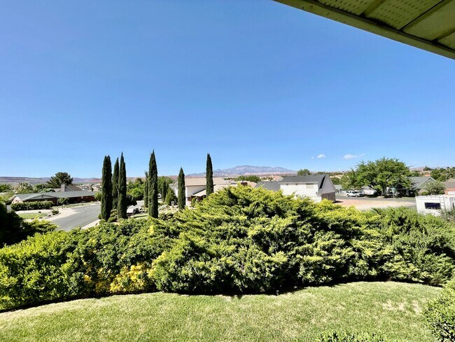 Foto del edificio - 3-BR Pet-Friendly Home in Bloomington Hills