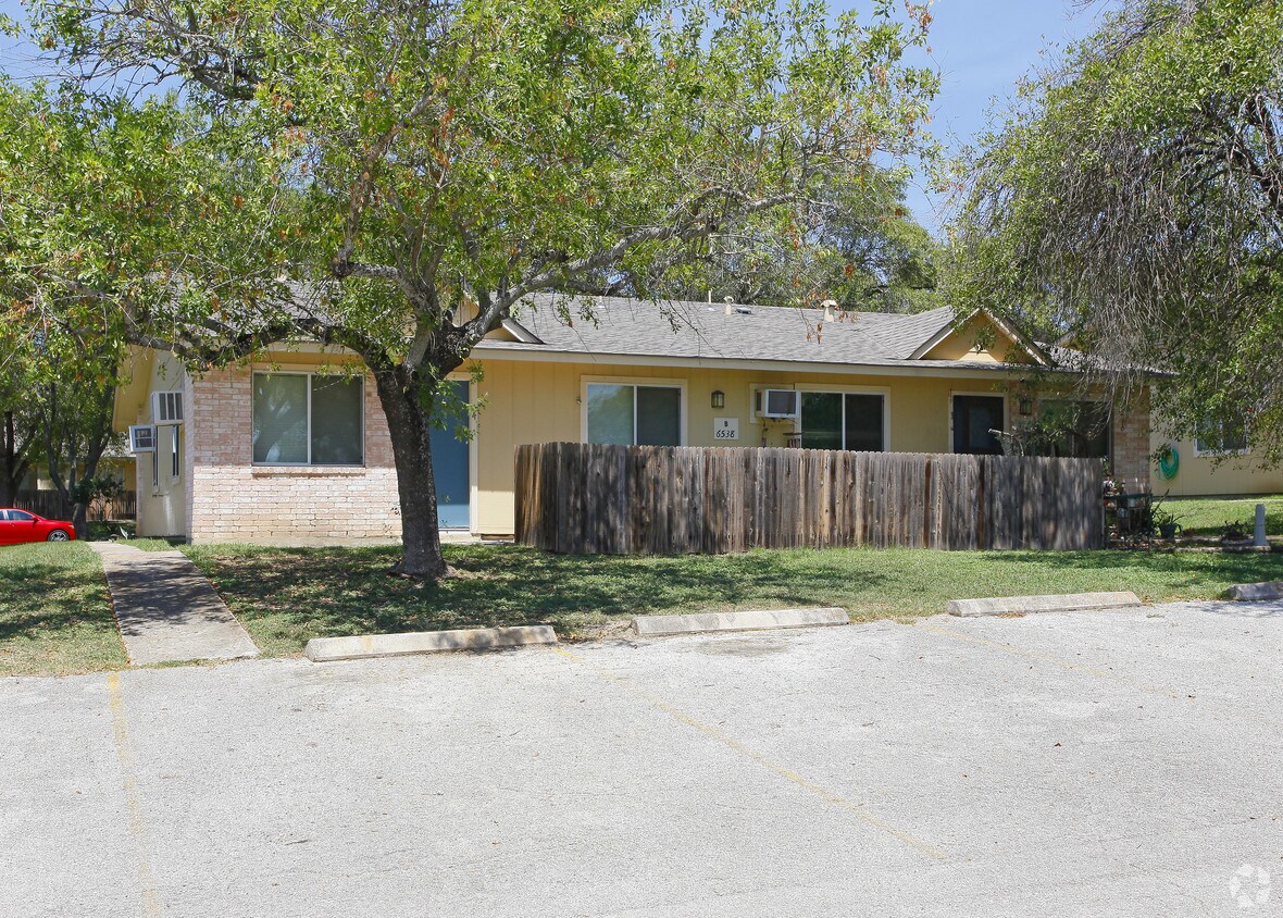 Babcock North Apartments in San Antonio, TX