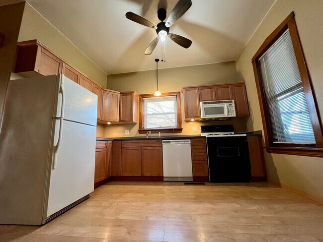 Building Photo - 2155 N Kilbourn Ave