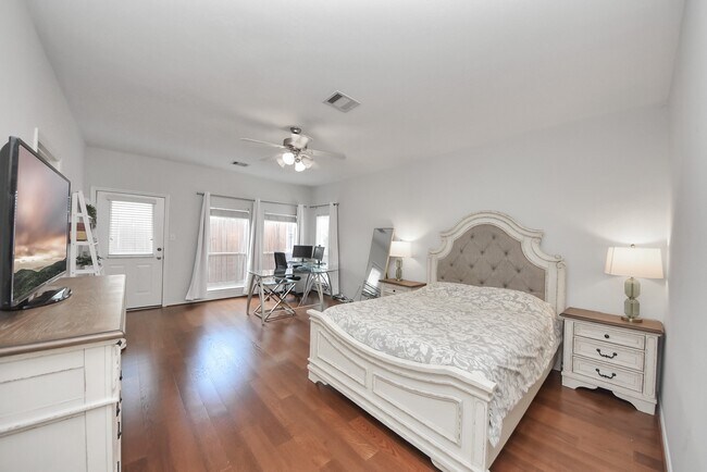 Building Photo - 943 W Heights Hollow Ln