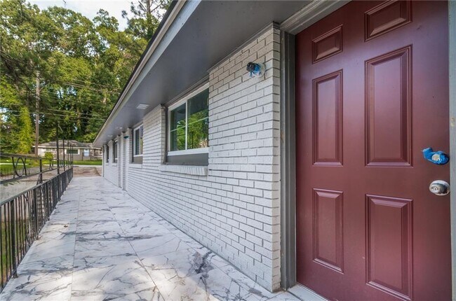 Building Photo - 2881 Sylvan Rd