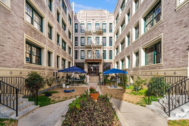 Foto del edificio - 2121 James M Wood Blvd
