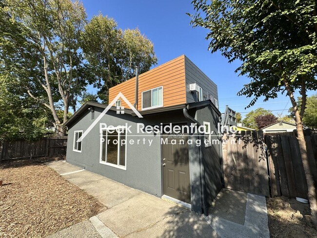 Foto del edificio - Spacious 2bd/1ba Lower Apartment with 1 Car Garage