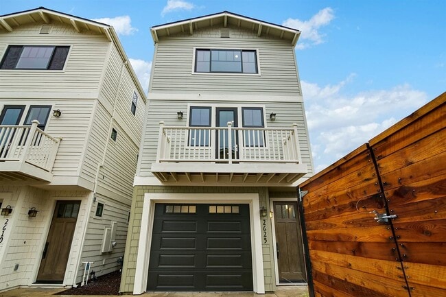 NEWER HOME -4 BED, 3.5 BATHS, 2 CAR GARAGE DOWNTOWN LIVING - NEWER HOME -4 BED, 3.5 BATHS, 2 CAR GARAGE DOWNTOWN LIVING