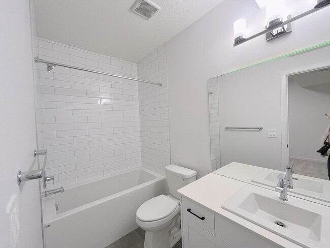 Photo du bâtiment - 3435-3169 169 St. SW