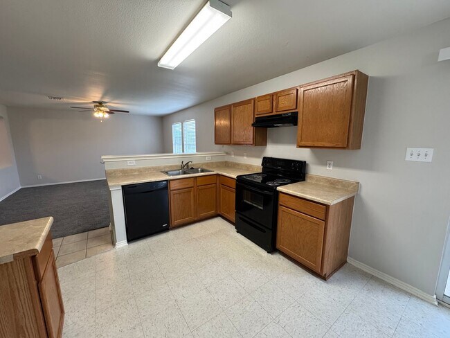 Foto del edificio - SPACIOUS 4 BR ON A CUL-DE-SAC W/ 2 LIVING AREAS & 2 EATING AREAS*STORAGE SHED*COVERED PATIO*EASY ...