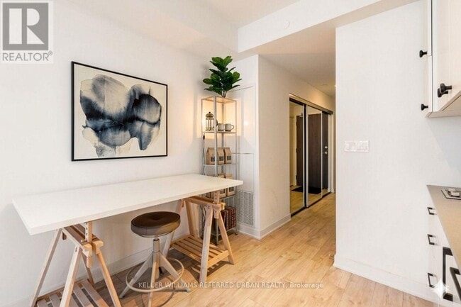 Building Photo - 576 Front St W