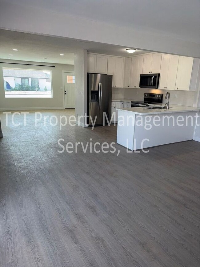 Building Photo - Newly Renovated Home Walking Distance to S...