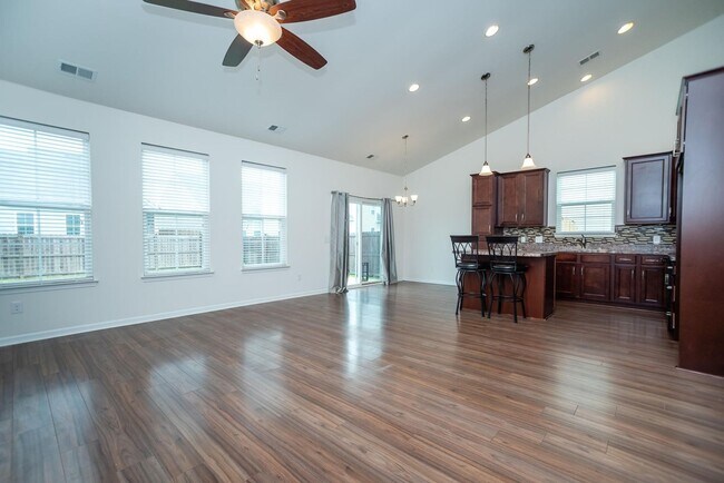 Foto del edificio - 3BR + Bonus Room | Fenced Yard | Pool Comm...