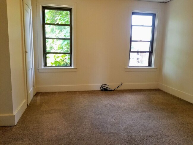 Building Photo - Stunning Townhome in South Oakland with Up...