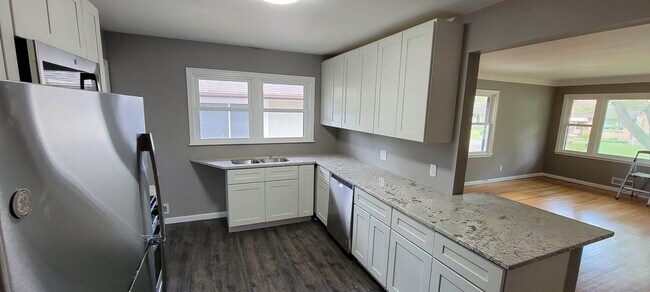 Foto del edificio - Completely remodeled 3 bedroom duplex in c...