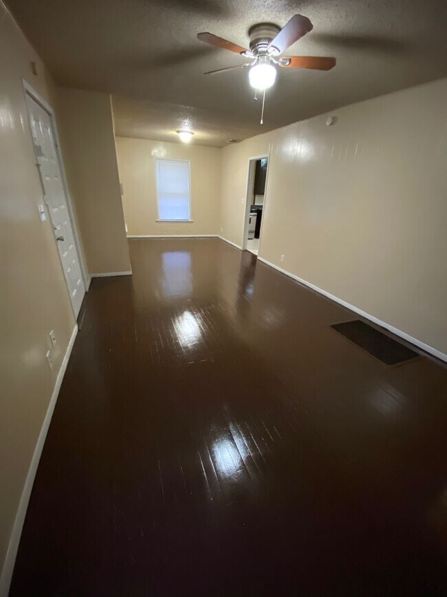 Building Photo - Single Family Home Available!