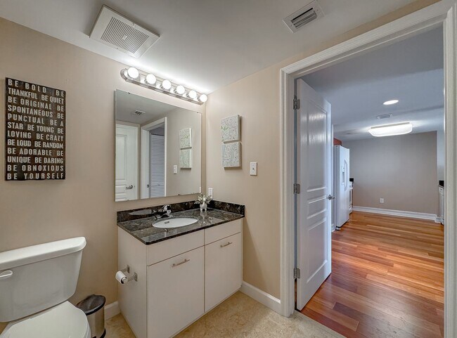 Building Photo - Luxury Condo Downtown