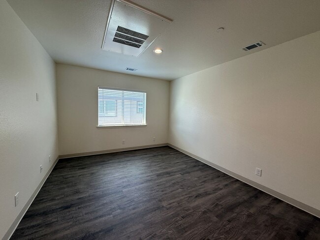 Foto del edificio - Brand New Upstairs 2 Bedroom Apartment