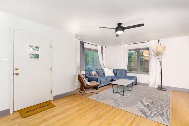 Building Photo - 376 Crown Point