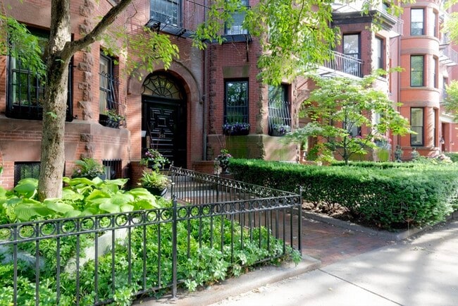 Building Photo - 398 Marlborough St