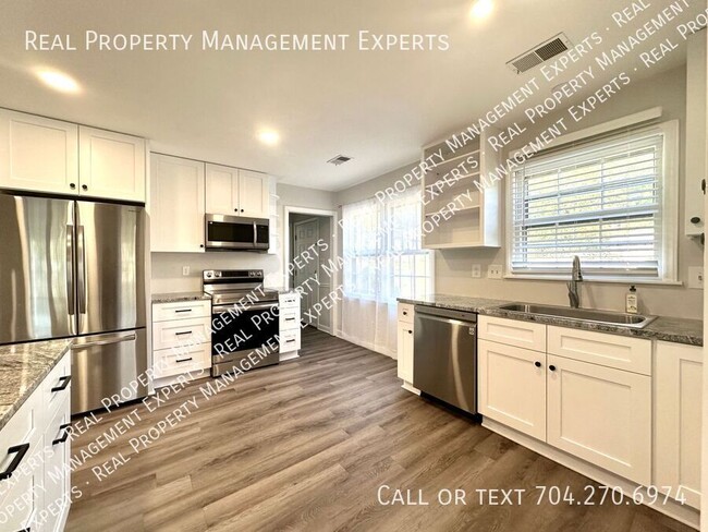 Foto del edificio - **MOVE IN SPECIAL!**Charming 3BR/2.5BA Ran...