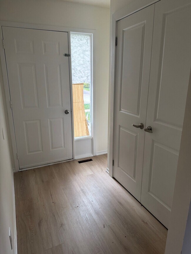Photo du bâtiment - SPACIOUS THREE BEDROOM TOWNHOME IN WESTMOUNT