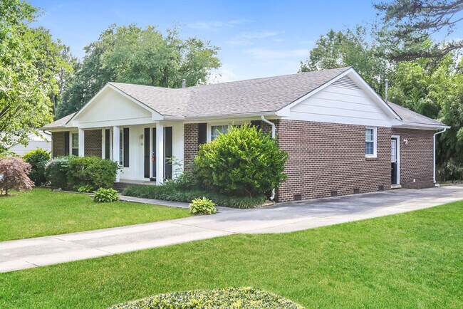 Building Photo - Classic Ranch, Available Now!