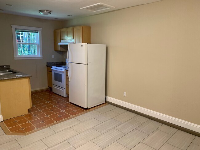 Kitchen - 1047 Arlington Ave