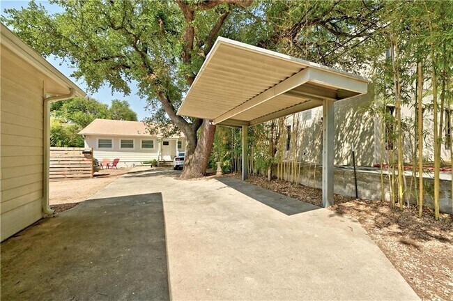 Foto del edificio - 209 E Live Oak St