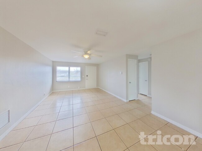 Building Photo - 1753 Linwood Cir