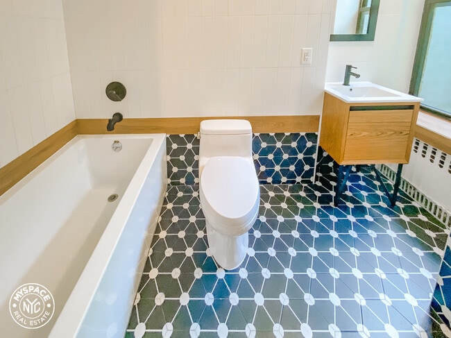 Building Photo - 411 Chauncey St