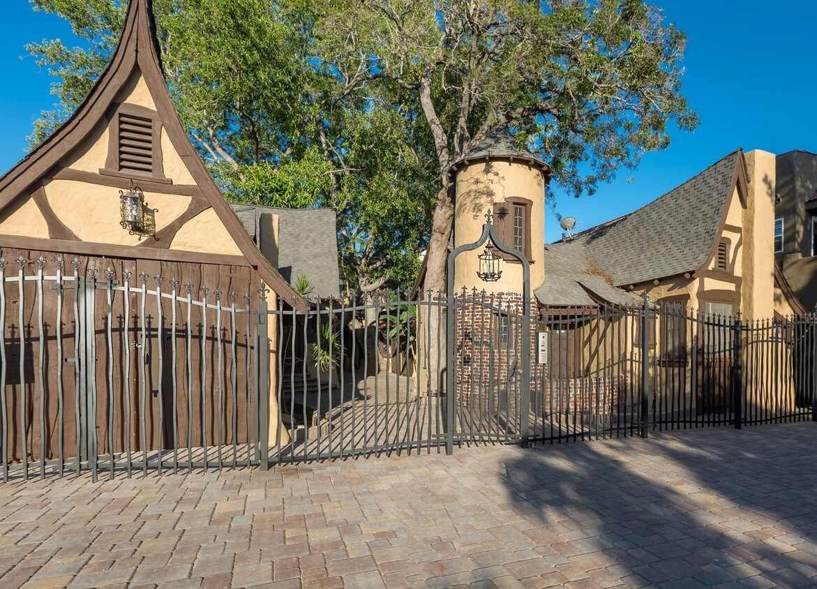 Foto principal - 1330 N Formosa Ave